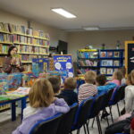 Lekcja biblioteczna dla przedszkolaków z ZSP w Palczy w Bibliotece Publicznej w Palczy