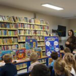 Lekcja biblioteczna dla przedszkolaków z ZSP w Palczy w Bibliotece Publicznej w Palczy