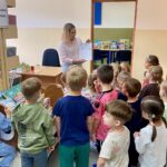 Lekcja biblioteczna w Krainie Muminków z grupą Żaki z Przedszkola Samorządowego w Budzowie w Gminnej Bibliotece Publicznej w Budzowie