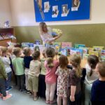 Lekcja biblioteczna w Krainie Muminków z grupą Żaki z Przedszkola Samorządowego w Budzowie w Gminnej Bibliotece Publicznej w Budzowie