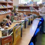 Lekcja biblioteczna w Krainie Muminków z grupą Żaki z Przedszkola Samorządowego w Budzowie w Gminnej Bibliotece Publicznej w Budzowie