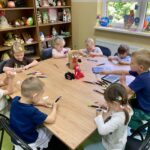 Lekcja biblioteczna w Krainie Muminków z grupą Żaki z Przedszkola Samorządowego w Budzowie w Gminnej Bibliotece Publicznej w Budzowie