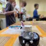 Warsztaty ceramiczne z kl. 1 ze Szkoły Podstawowej nr 1 w Budzowie w Gminnej Bibliotece Publicznej w Budzowie