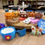 Warsztaty ceramiczne z kl. 1 ze Szkoły Podstawowej nr 1 w Budzowie w Gminnej Bibliotece Publicznej w Budzowie