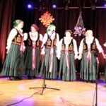 UDZIAŁ KOŁA GOSPODYŃ WIEJSKICH CZERWONE KORALE Z JACHÓWKI NA POWIATOWYM KONKURSIE GAWĘDZIARZY, ŚPIEWAKÓW I INSTRUMENTALISTÓW LUDOWYCH PODBABIOGÓRSKIE POSIADY