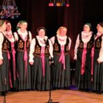 UDZIAŁ KOŁA GOSPODYŃ WIEJSKICH CZERWONE KORALE Z JACHÓWKI NA POWIATOWYM KONKURSIE GAWĘDZIARZY, ŚPIEWAKÓW I INSTRUMENTALISTÓW LUDOWYCH PODBABIOGÓRSKIE POSIADY