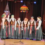 UDZIAŁ KOŁA GOSPODYŃ WIEJSKICH CZERWONE KORALE Z JACHÓWKI NA POWIATOWYM KONKURSIE GAWĘDZIARZY, ŚPIEWAKÓW I INSTRUMENTALISTÓW LUDOWYCH PODBABIOGÓRSKIE POSIADY