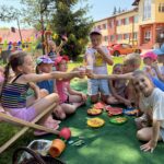 PIKNIK KREATYNY NA ZAKOŃCZENIE WARSZTATÓW PLASTYCZNYCH W ROKU SZKOLNYM 2025/2026