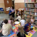 Wakacyjne spotkanie czytelnicze W krainie lego w Gminnej Bibliotece Publicznej w Budzowie