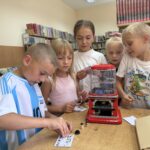 Wakacyjne spotkanie czytelnicze W krainie lego w Gminnej Bibliotece Publicznej w Budzowie