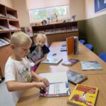 Wakacyjne spotkanie czytelnicze W krainie lego w Gminnej Bibliotece Publicznej w Budzowie