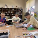 Wakacyjne spotkanie czytelnicze W krainie lego w Gminnej Bibliotece Publicznej w Budzowie