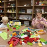 Wakacyjne spotkanie czytelnicze W krainie lego w Gminnej Bibliotece Publicznej w Budzowie