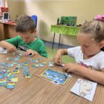 Spotkanie czytelnicze W krainie Muminków- układanie puzzli w grupach