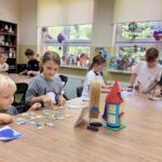 Spotkanie czytelnicze W krainie Muminków- układanie puzzli w grupach