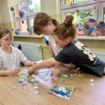 Spotkanie czytelnicze W krainie Muminków- układanie puzzli w grupach