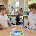 Spotkanie czytelnicze W krainie Muminków- układanie puzzli w grupach