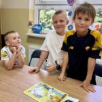 Spotkanie czytelnicze W krainie Muminków- układanie puzzli w grupach
