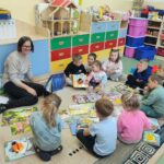 OGÓLNOPOLSKI DZIEŃ GŁOŚNEGO CZYTANIA AKCJA CZYTELNICZA Z UDZIAŁEM PRZEDSZKOLAKÓW I BIBLIOTEKI PUBLICZNEJ W JACHÓWCE